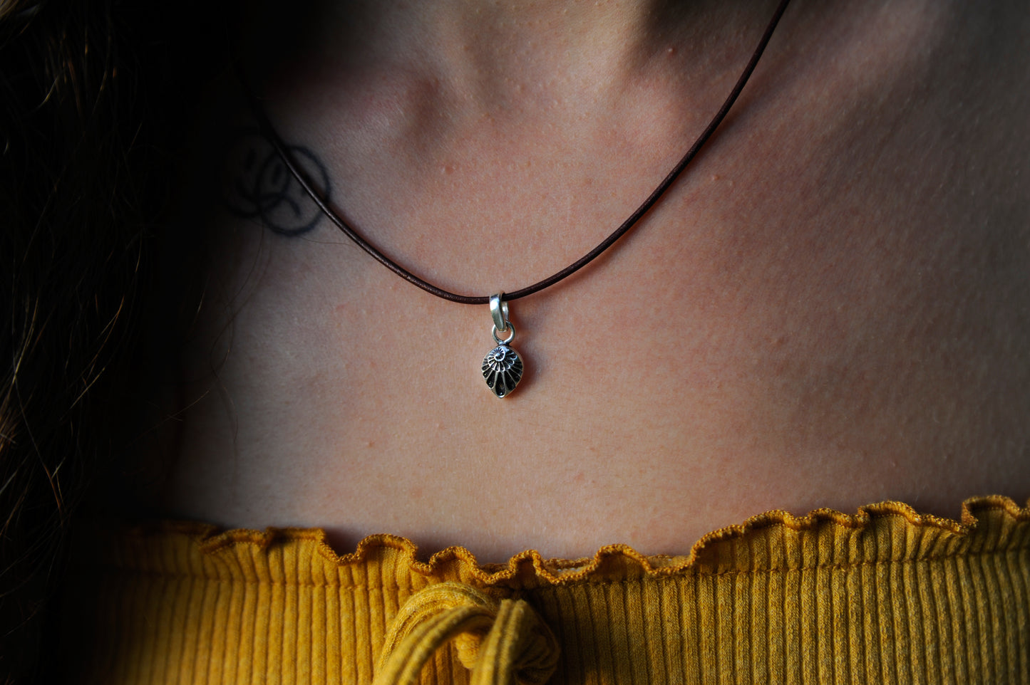 Halskette Muschel-Anhänger – 925 Sterling Silber & braunes Echtlederband