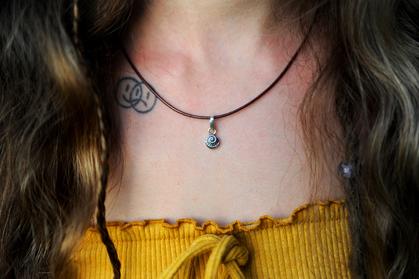 Halskette Muschel-Anhänger klein – 925 Sterling Silber & braunes Echtlederband