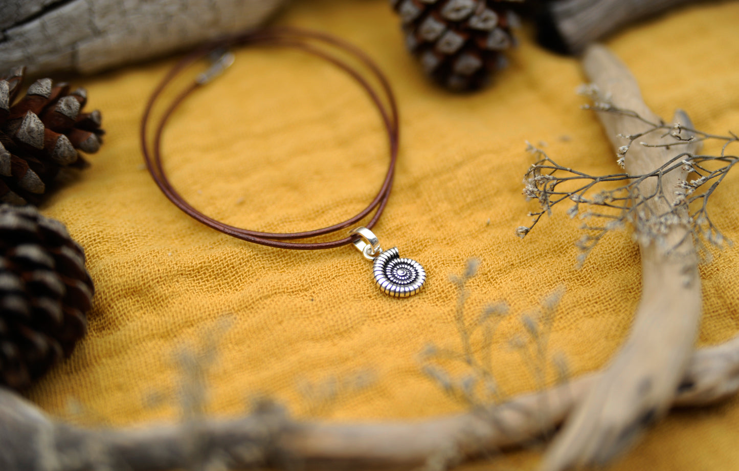 Halskette Ammonit-Anhänger – 925 Sterling Silber & braunes Echtlederband