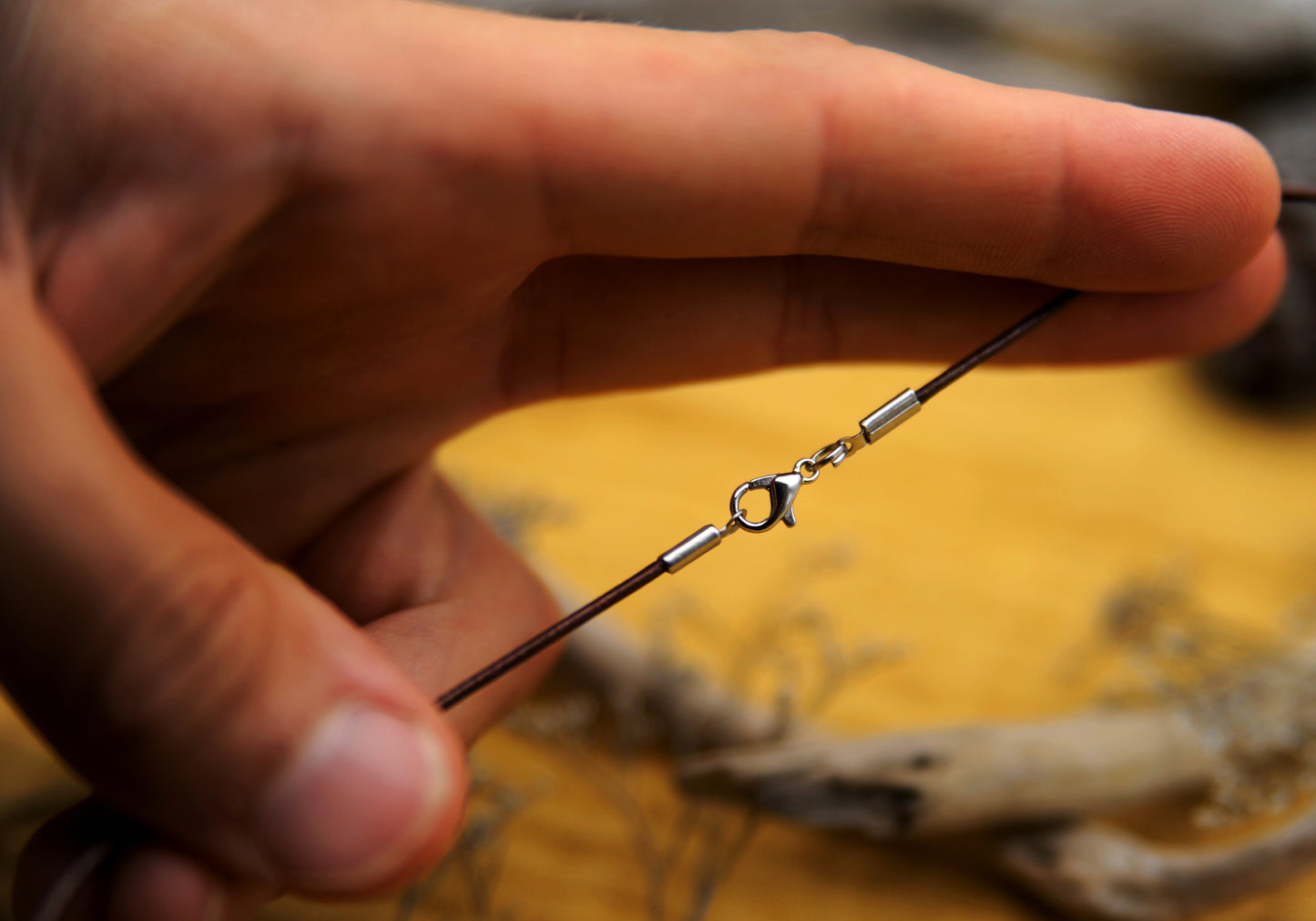 Halskette Muschel-Anhänger klein – 925 Sterling Silber & braunes Echtlederband