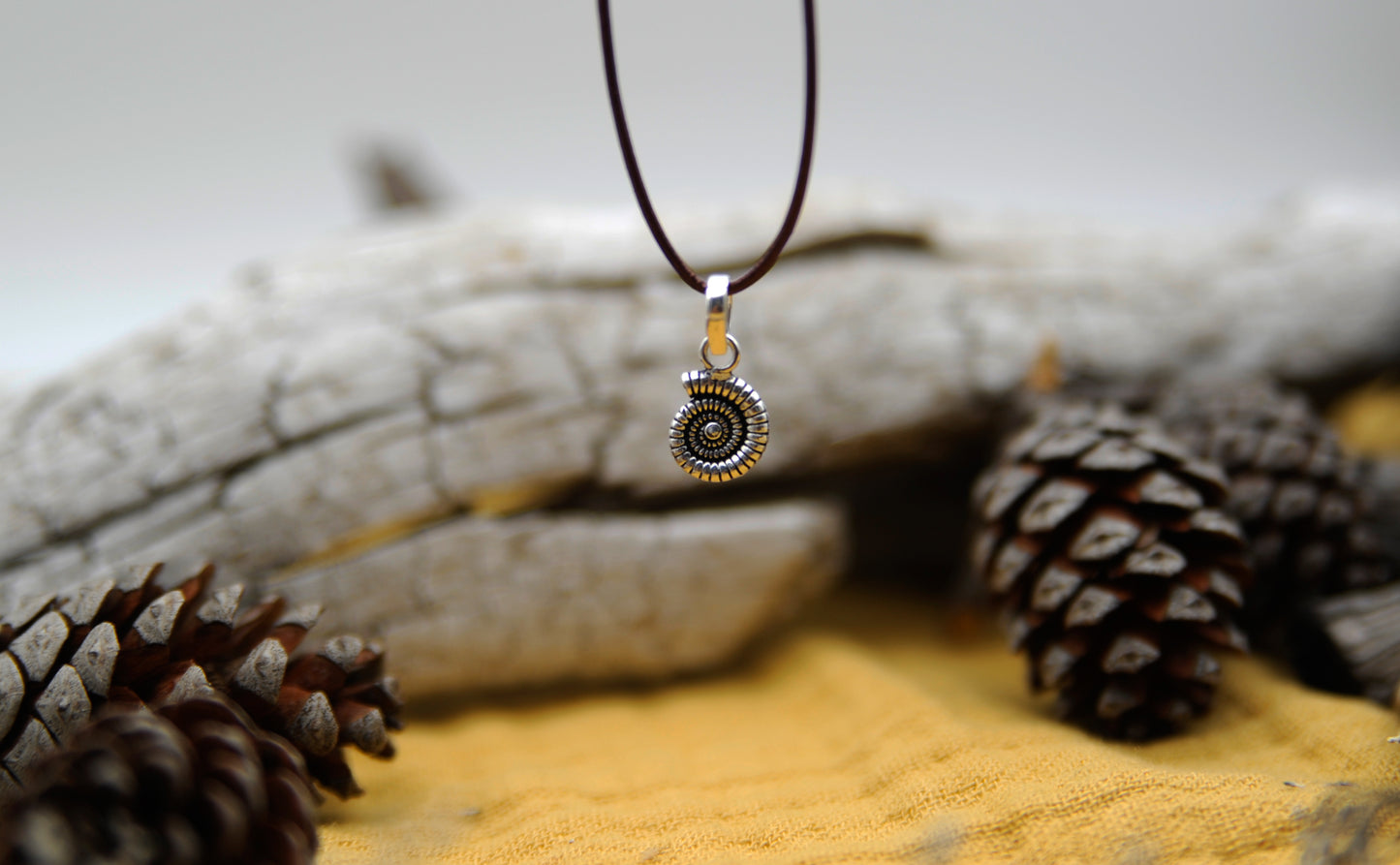 Halskette Ammonit-Anhänger – 925 Sterling Silber & braunes Echtlederband