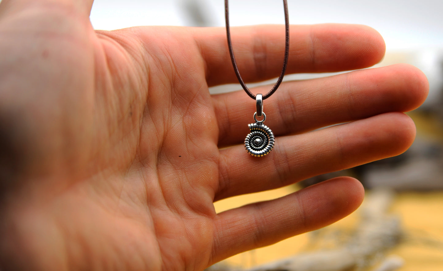 Halskette Ammonit-Anhänger – 925 Sterling Silber & braunes Echtlederband