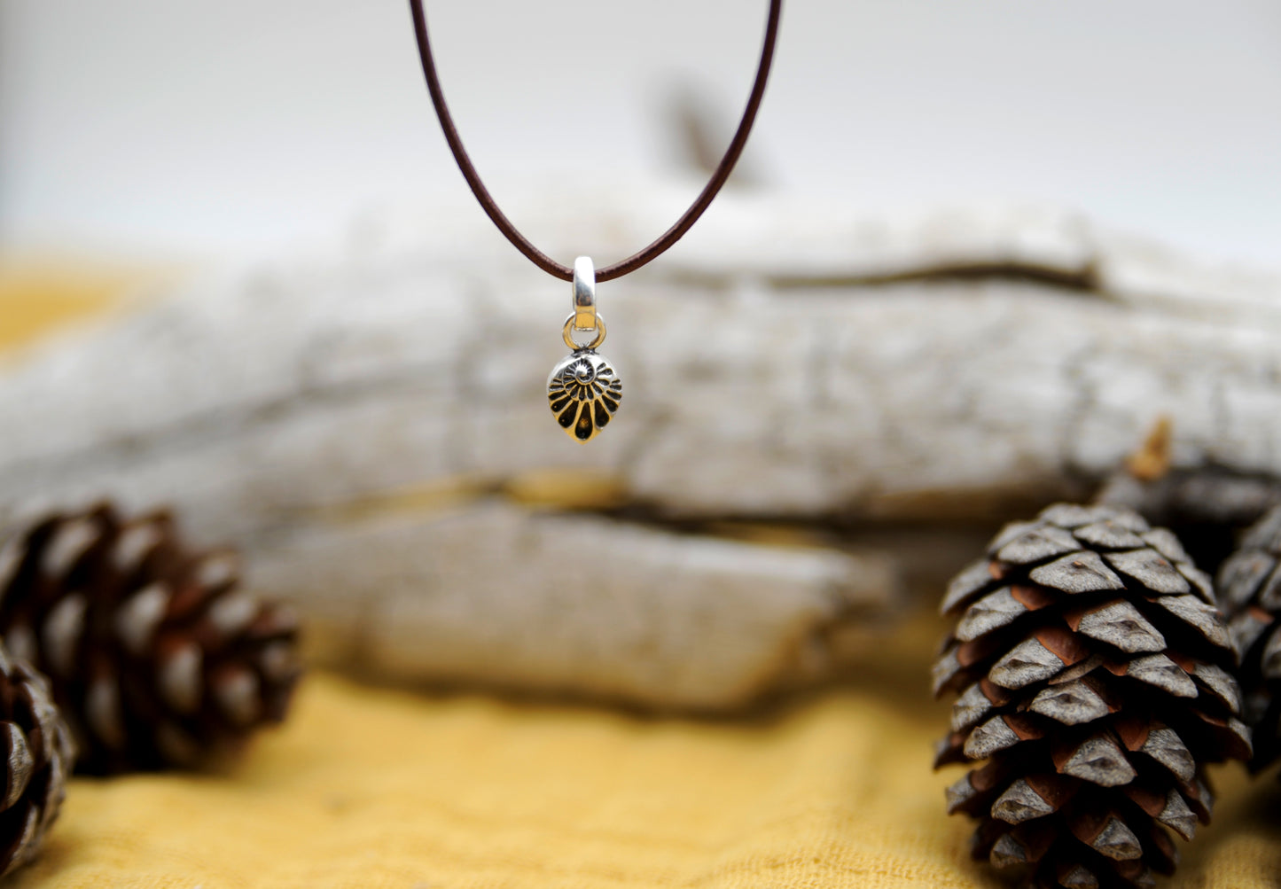 Halskette Muschel-Anhänger – 925 Sterling Silber & braunes Echtlederband