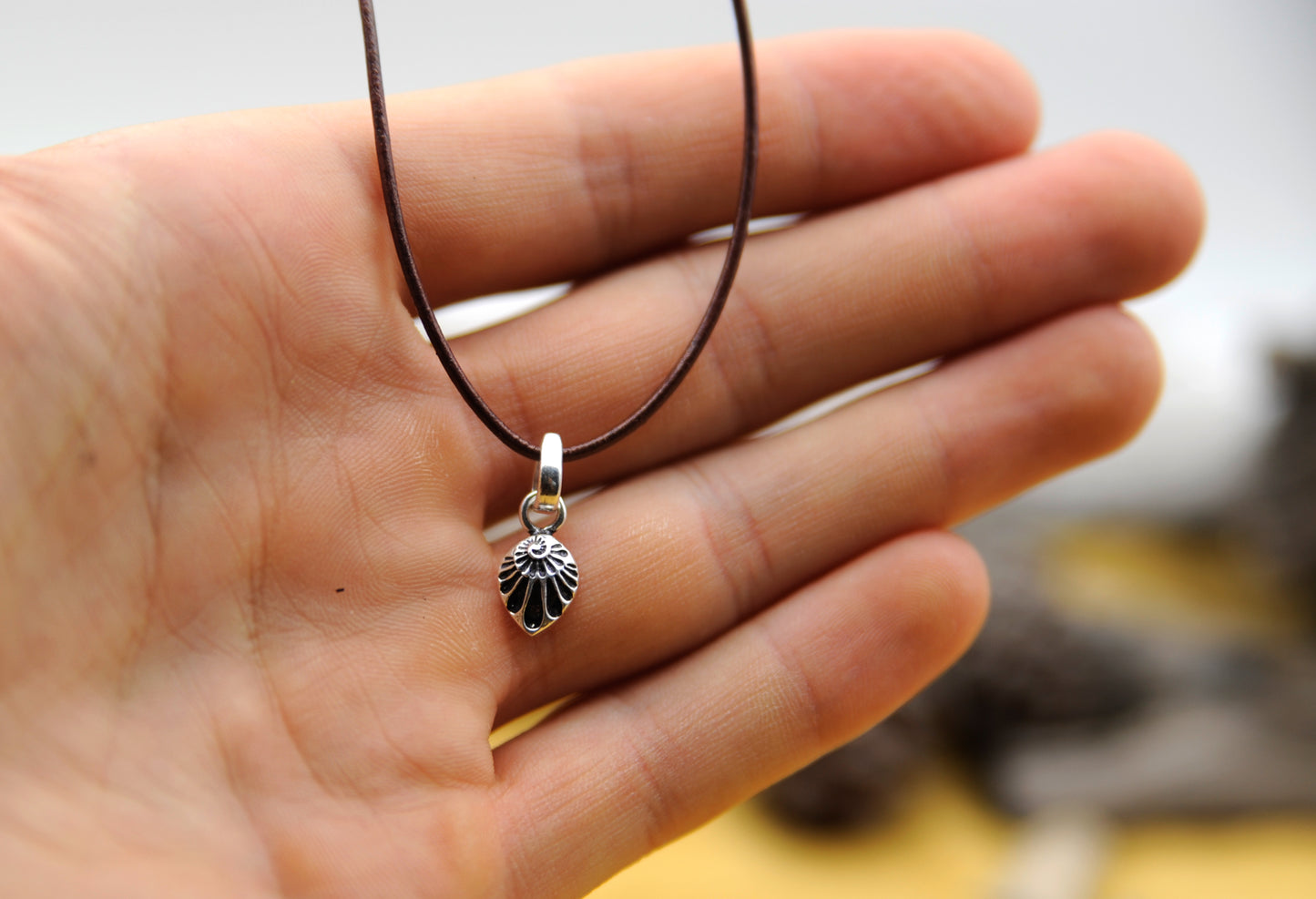 Halskette Muschel-Anhänger – 925 Sterling Silber & braunes Echtlederband