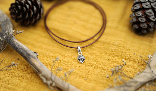 Halskette Muschel-Anhänger – 925 Sterling Silber & braunes Echtlederband