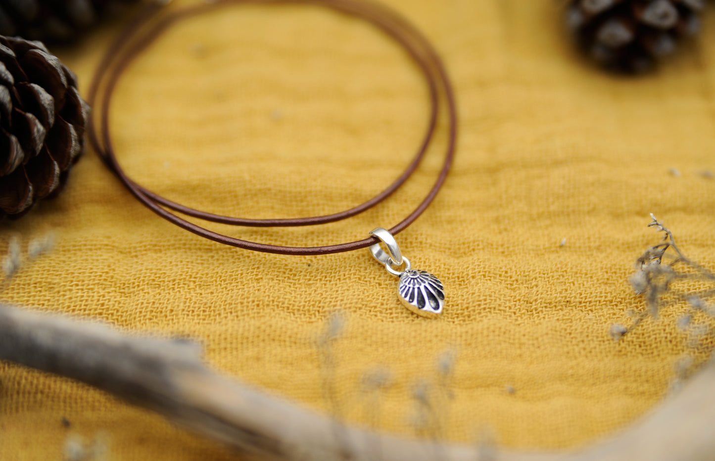 Halskette Muschel-Anhänger – 925 Sterling Silber & braunes Echtlederband