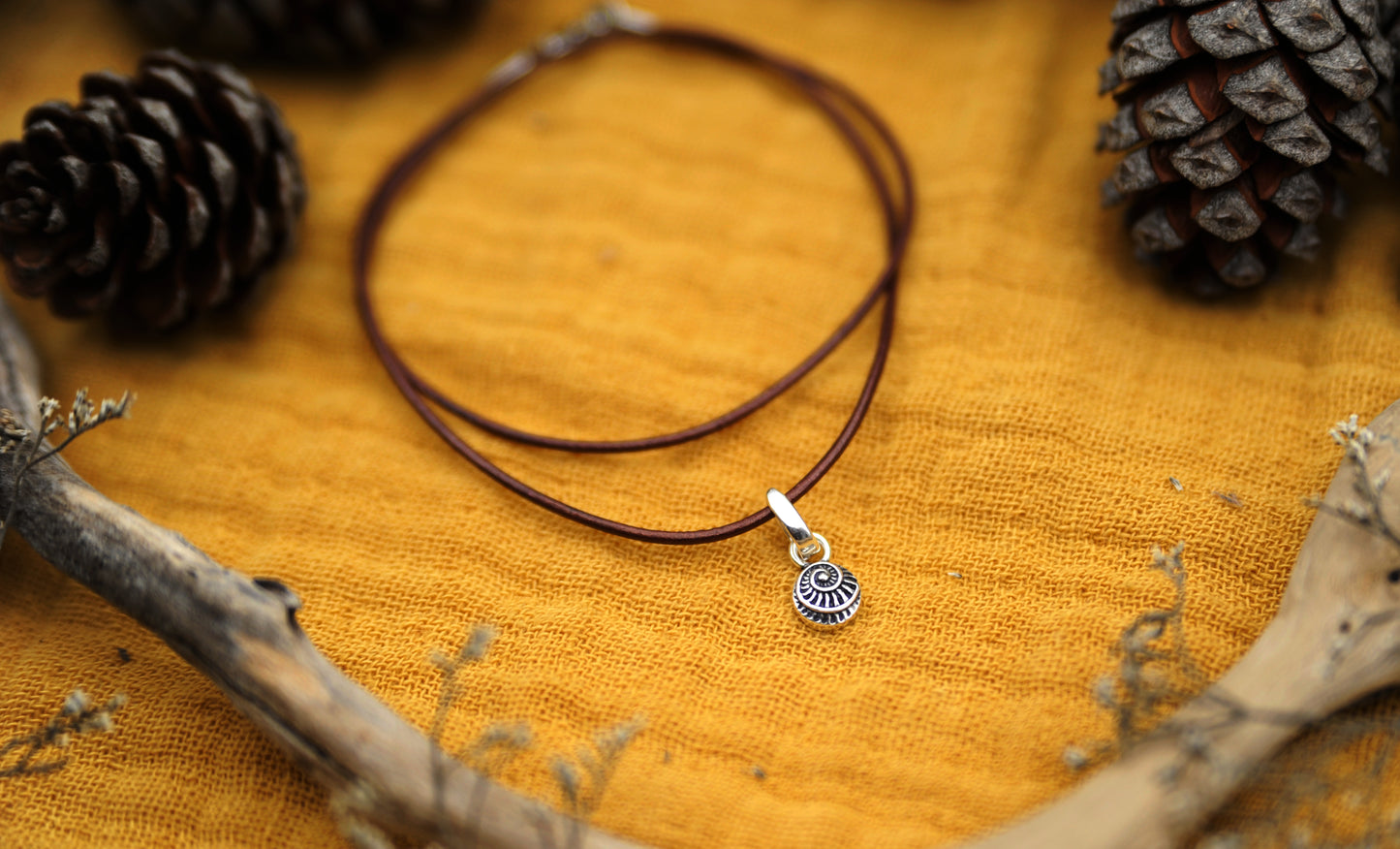 Halskette Muschel-Anhänger klein – 925 Sterling Silber & braunes Echtlederband