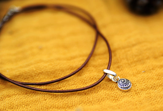 Halskette Muschel-Anhänger klein – 925 Sterling Silber & braunes Echtlederband