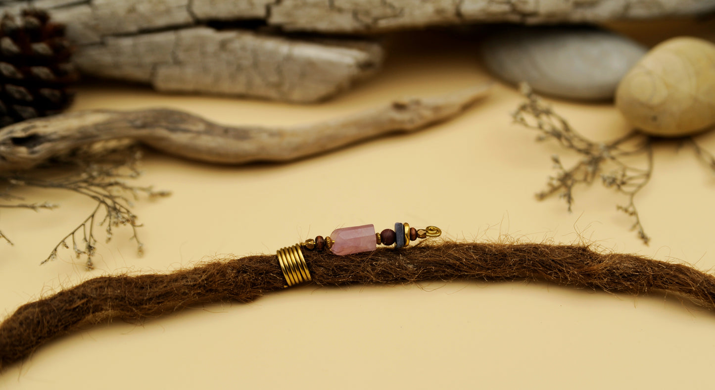 Dreadlock Drahtperle mit Rosenquarz, Holz & Messing – handgemachter Boho Dreadschmuck