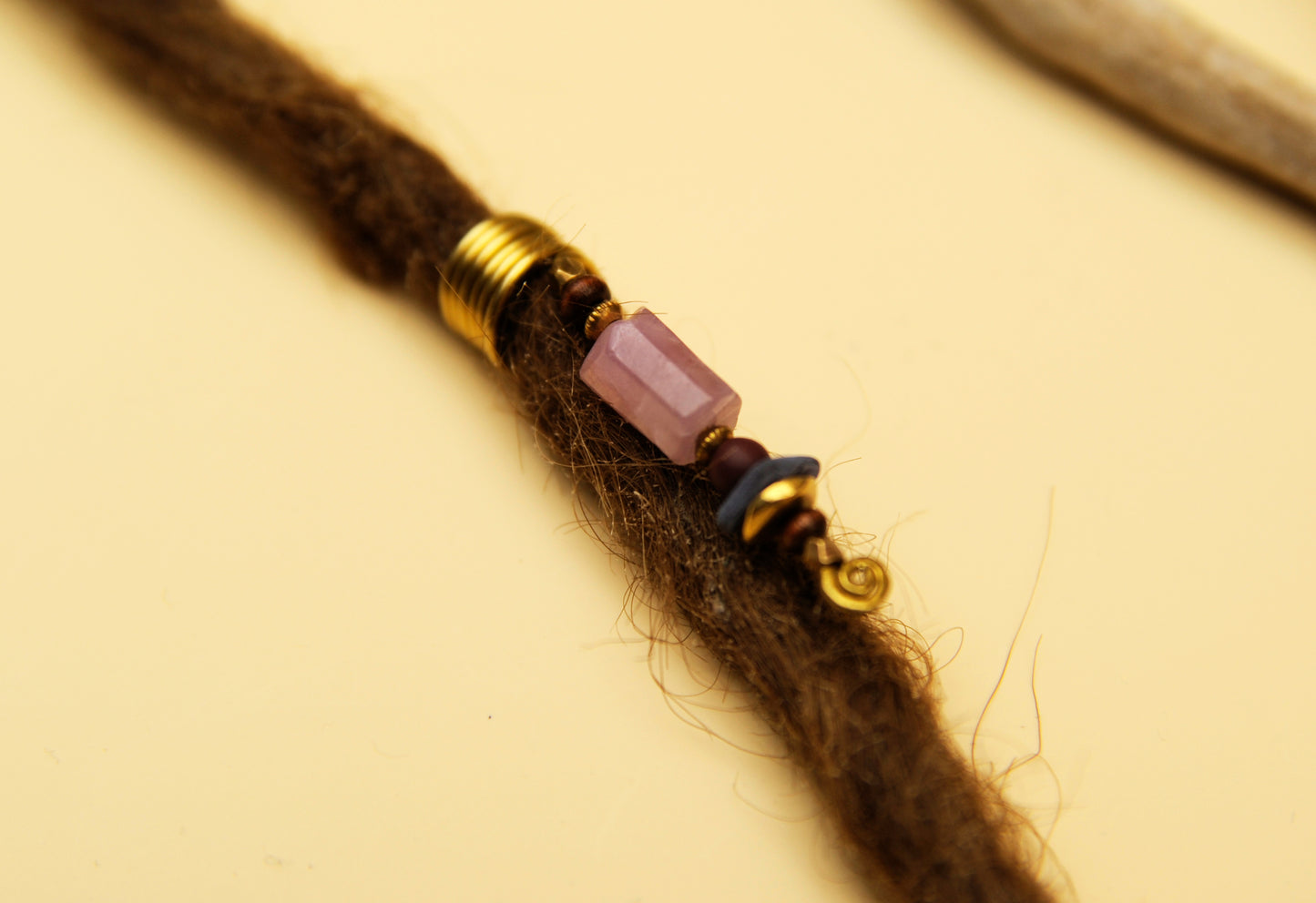 Dreadlock Drahtperle mit Rosenquarz, Holz & Messing – handgemachter Boho Dreadschmuck