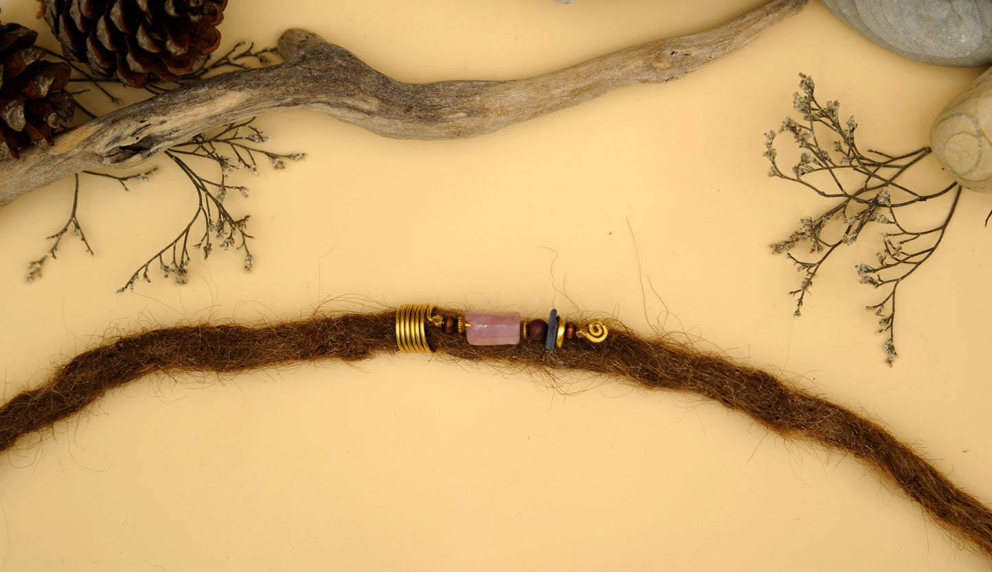 Dreadlock Drahtperle mit Rosenquarz, Holz & Messing – handgemachter Boho Dreadschmuck