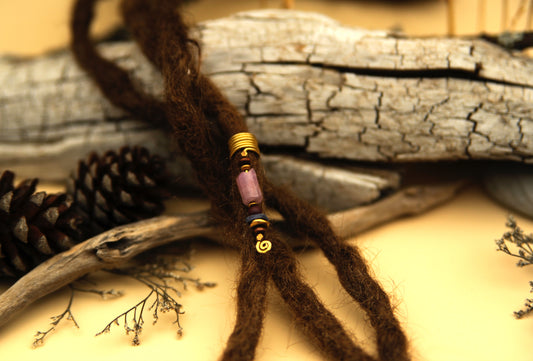 Dreadlock Drahtperle mit Rosenquarz, Holz & Messing – handgemachter Boho Dreadschmuck