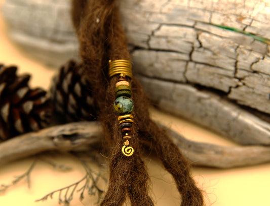 Dreadlock Drahtperle mit grünem Türkis, Holz & Messing