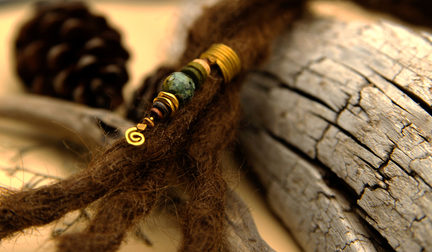 Dreadlock Drahtperle mit grünem Türkis, Holz & Messing
