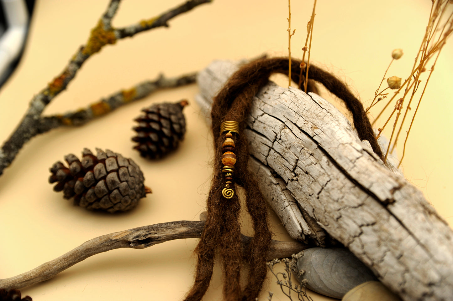 Dreadlock Drahtperle mit Dzi Perle, Keramik & Messing