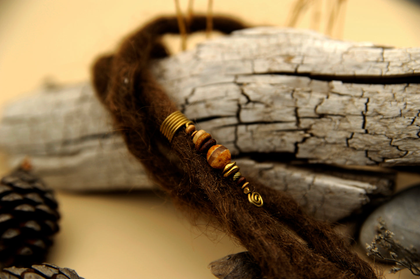 Dreadlock Drahtperle mit Dzi Perle, Keramik & Messing
