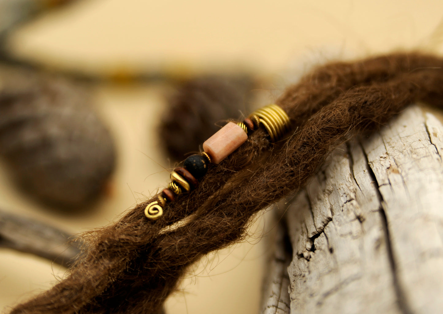 Dreadlock Drahtperle mit Mondstein & schwarzer Dzi-Perle