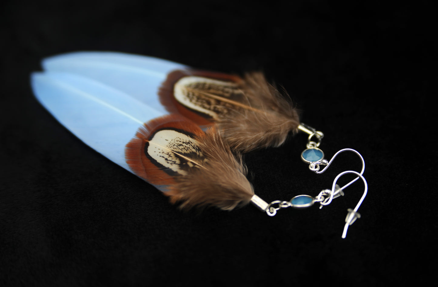 Feder Ohrringe mit Chalcedon in Silber – Hellblaue Gänsefeder, Wildfasan Rupffeder