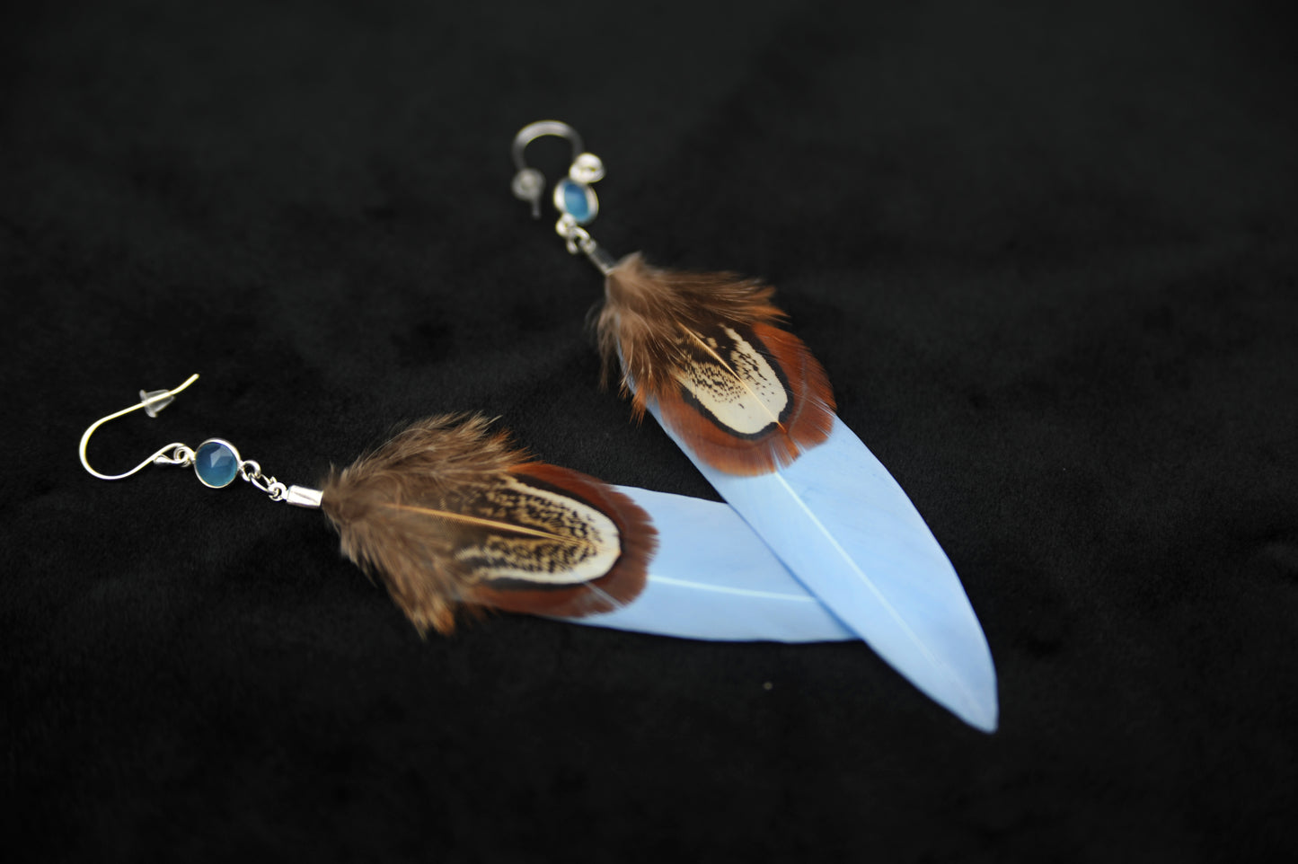 Feder Ohrringe mit Chalcedon in Silber – Hellblaue Gänsefeder, Wildfasan Rupffeder