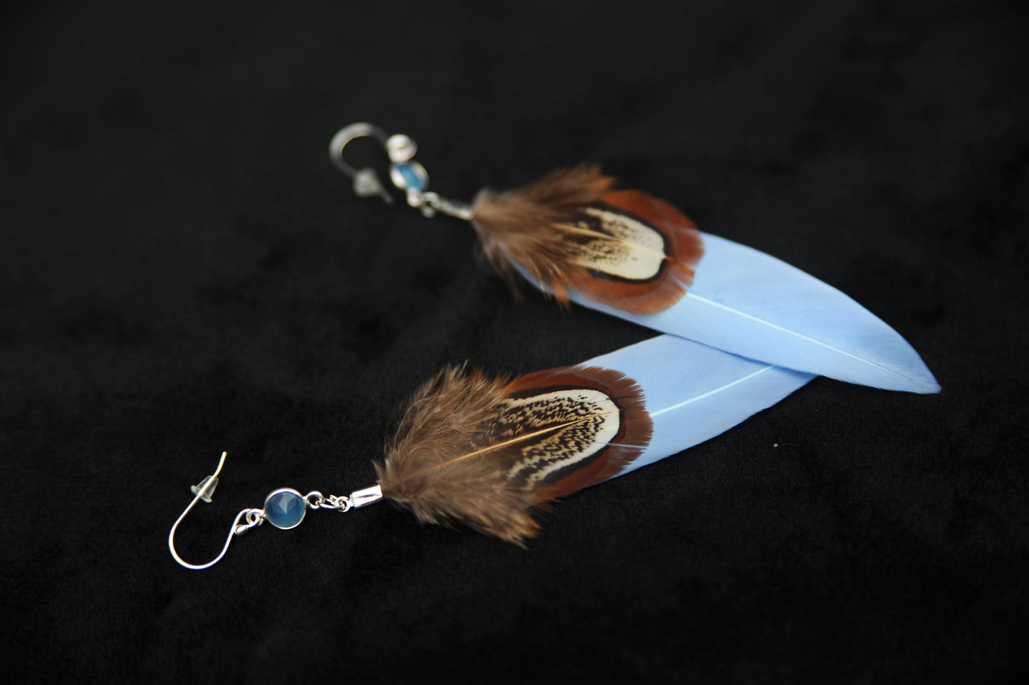 Feder Ohrringe mit Chalcedon in Silber – Hellblaue Gänsefeder, Wildfasan Rupffeder