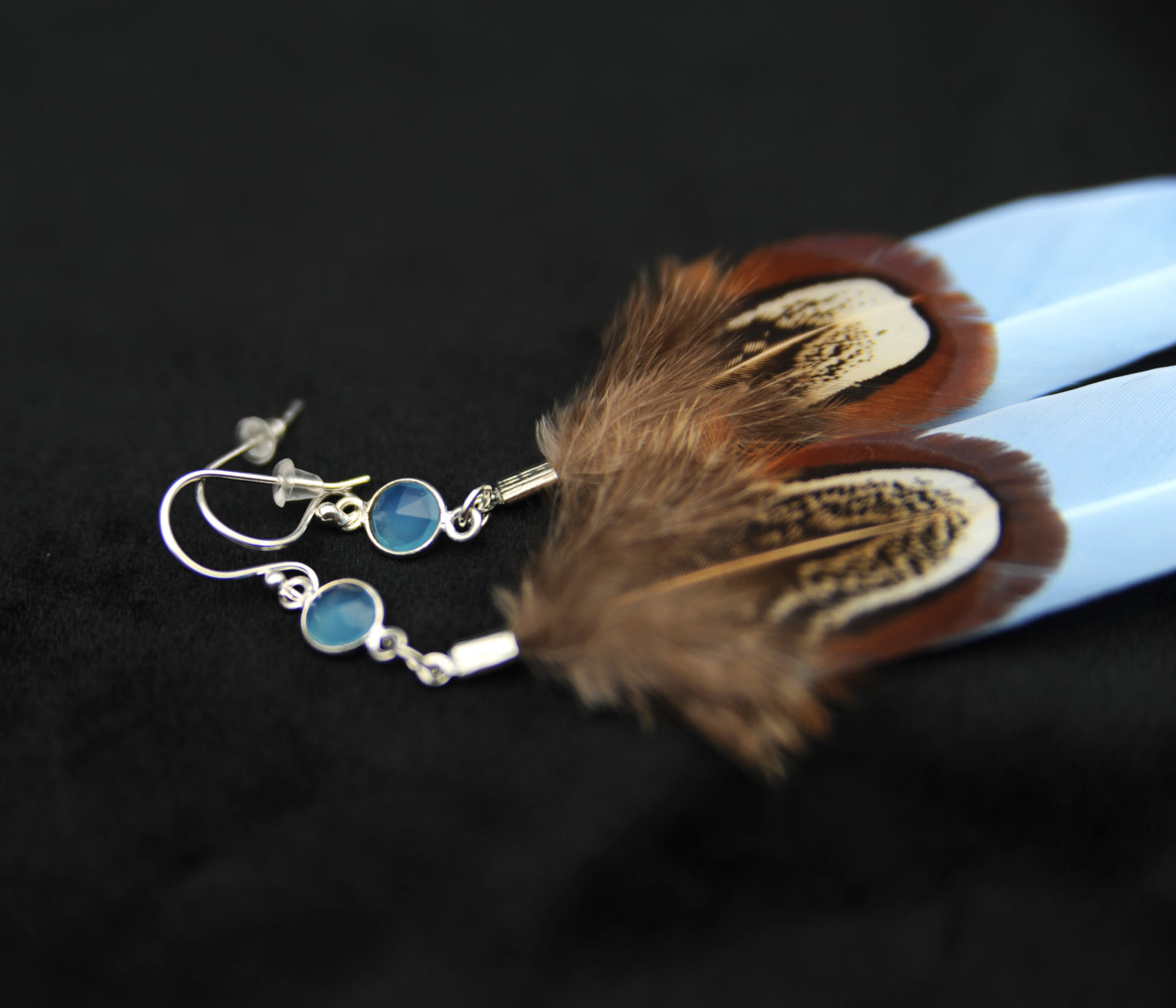 Feder Ohrringe mit Chalcedon in Silber – Hellblaue Gänsefeder, Wildfasan Rupffeder
