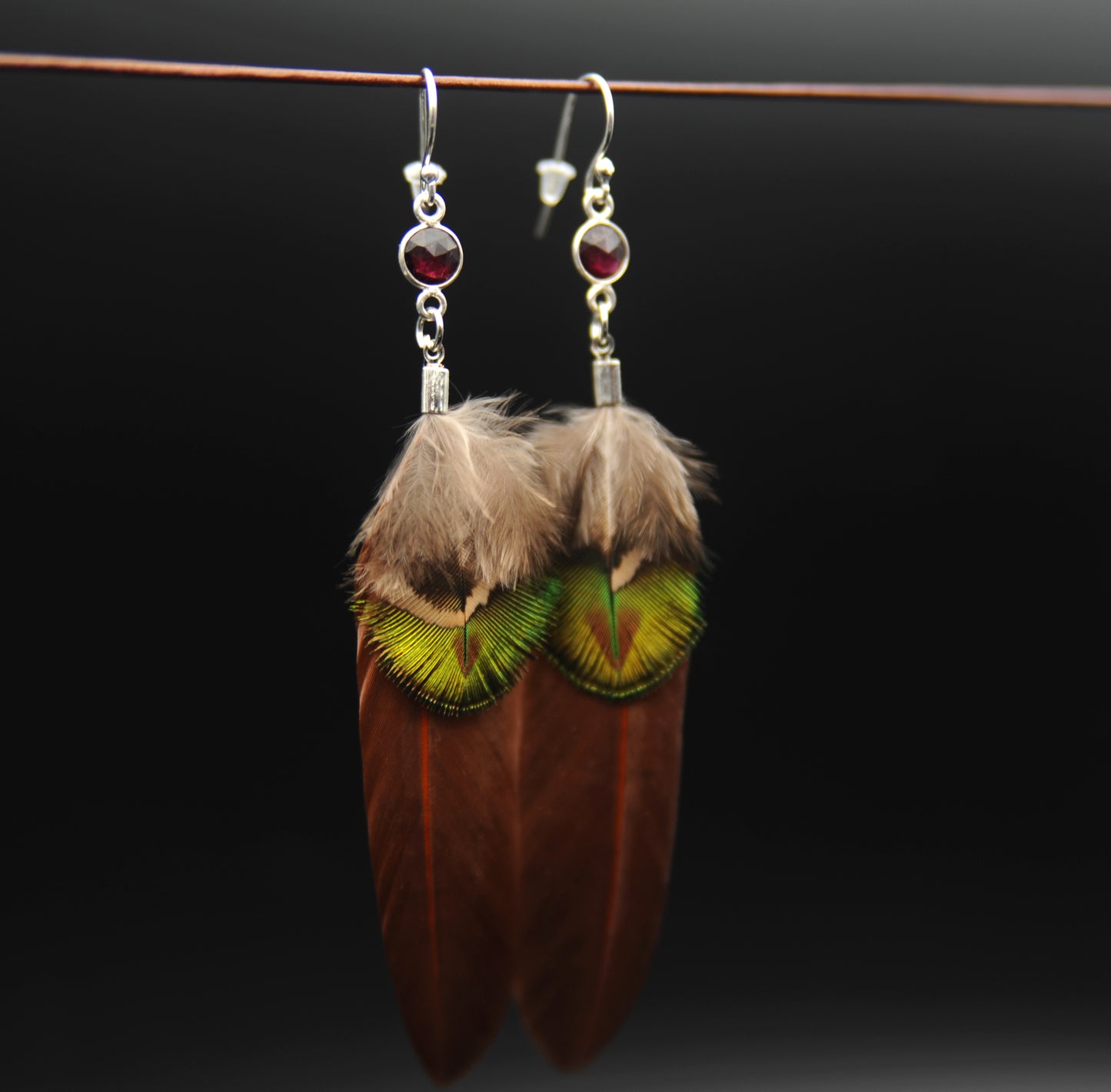 Federohrringe mit Pfauenfeder & Granat in Silber | Natur Ohrringe