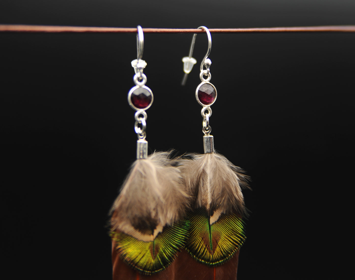 Federohrringe mit Pfauenfeder & Granat in Silber | Natur Ohrringe