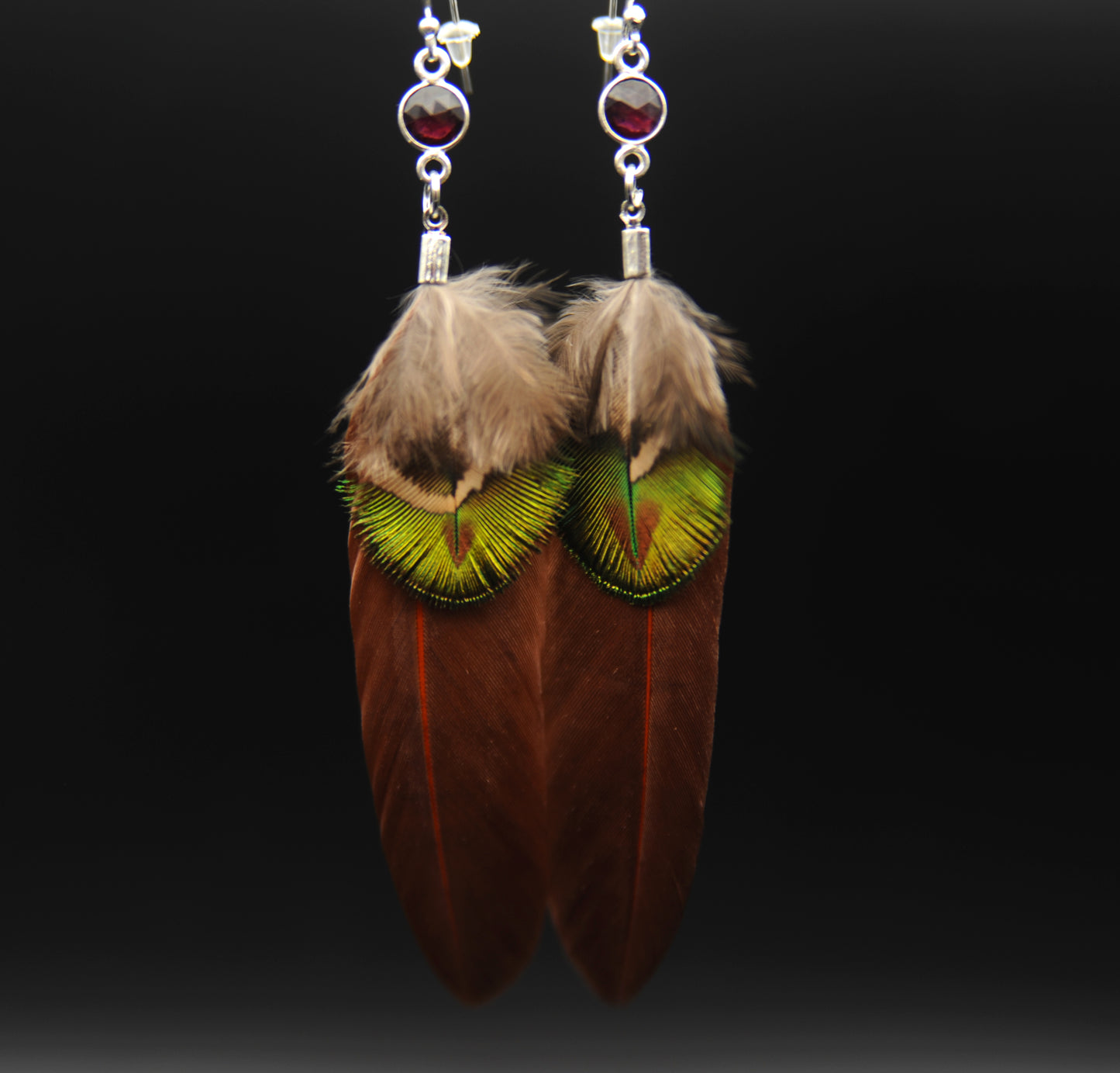 Federohrringe mit Pfauenfeder & Granat in Silber | Natur Ohrringe
