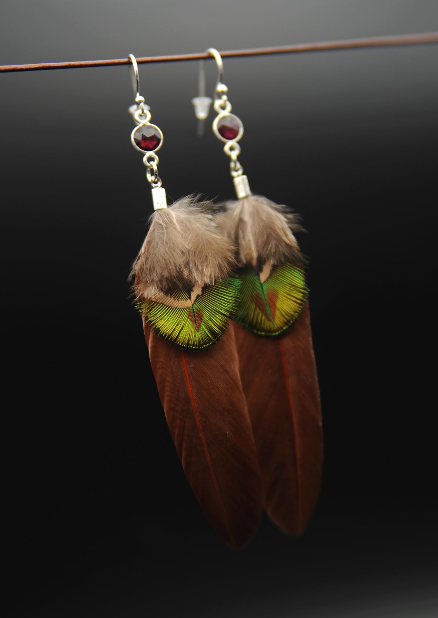 Federohrringe mit Pfauenfeder & Granat in Silber | Natur Ohrringe