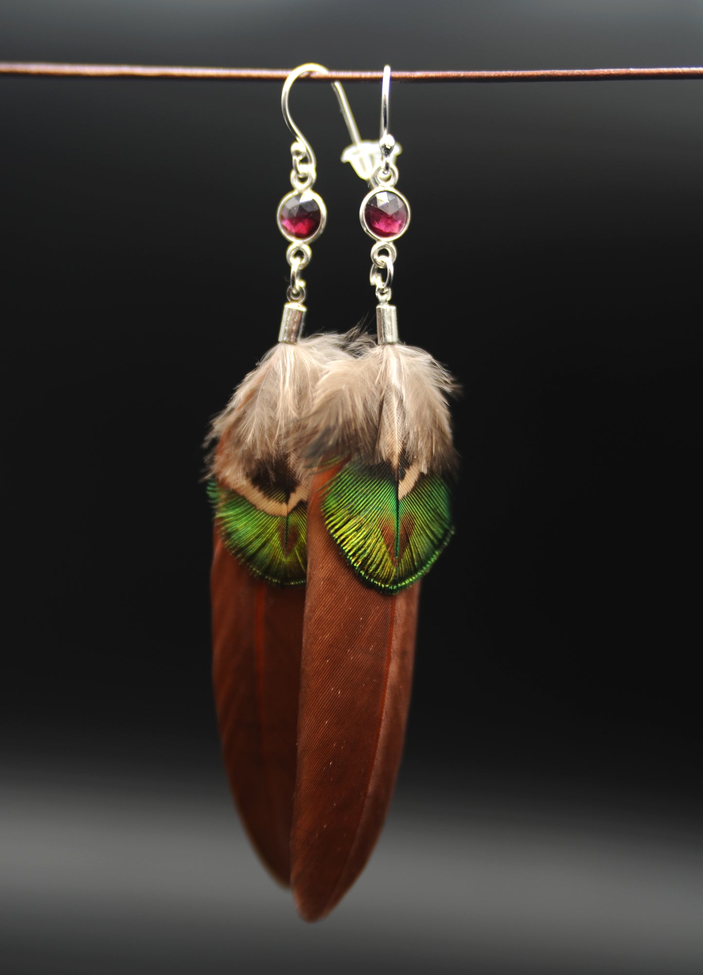 Federohrringe mit Pfauenfeder & Granat in Silber | Natur Ohrringe