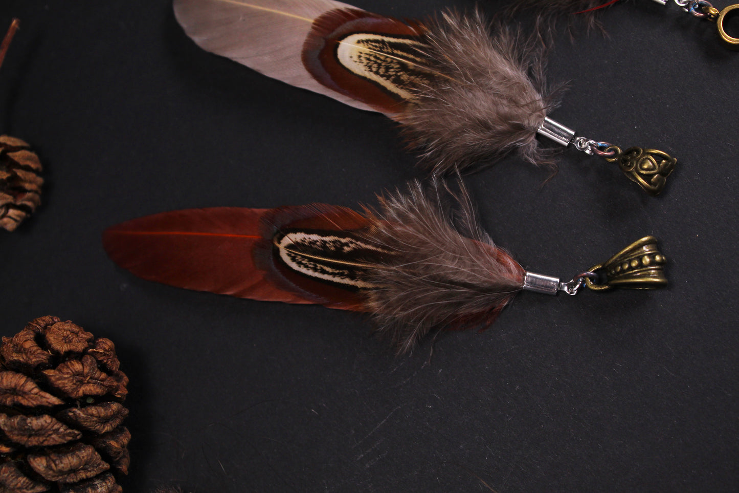 Feder Dread Anhänger – Gänsefeder & Wildfasan Feder | Boho Natur Dreadschmuck