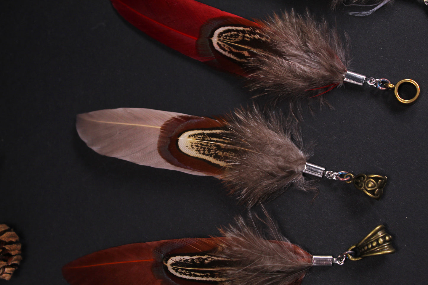 Feder Dread Anhänger – Gänsefeder & Wildfasan Feder | Boho Natur Dreadschmuck