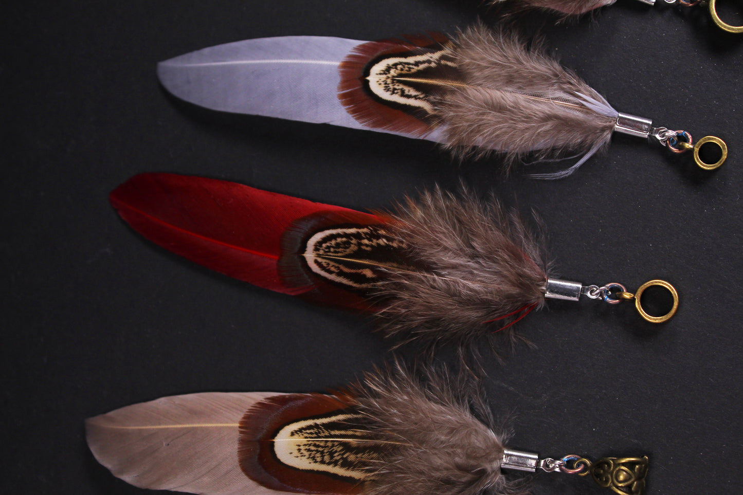 Feder Dread Anhänger – Gänsefeder & Wildfasan Feder | Boho Natur Dreadschmuck
