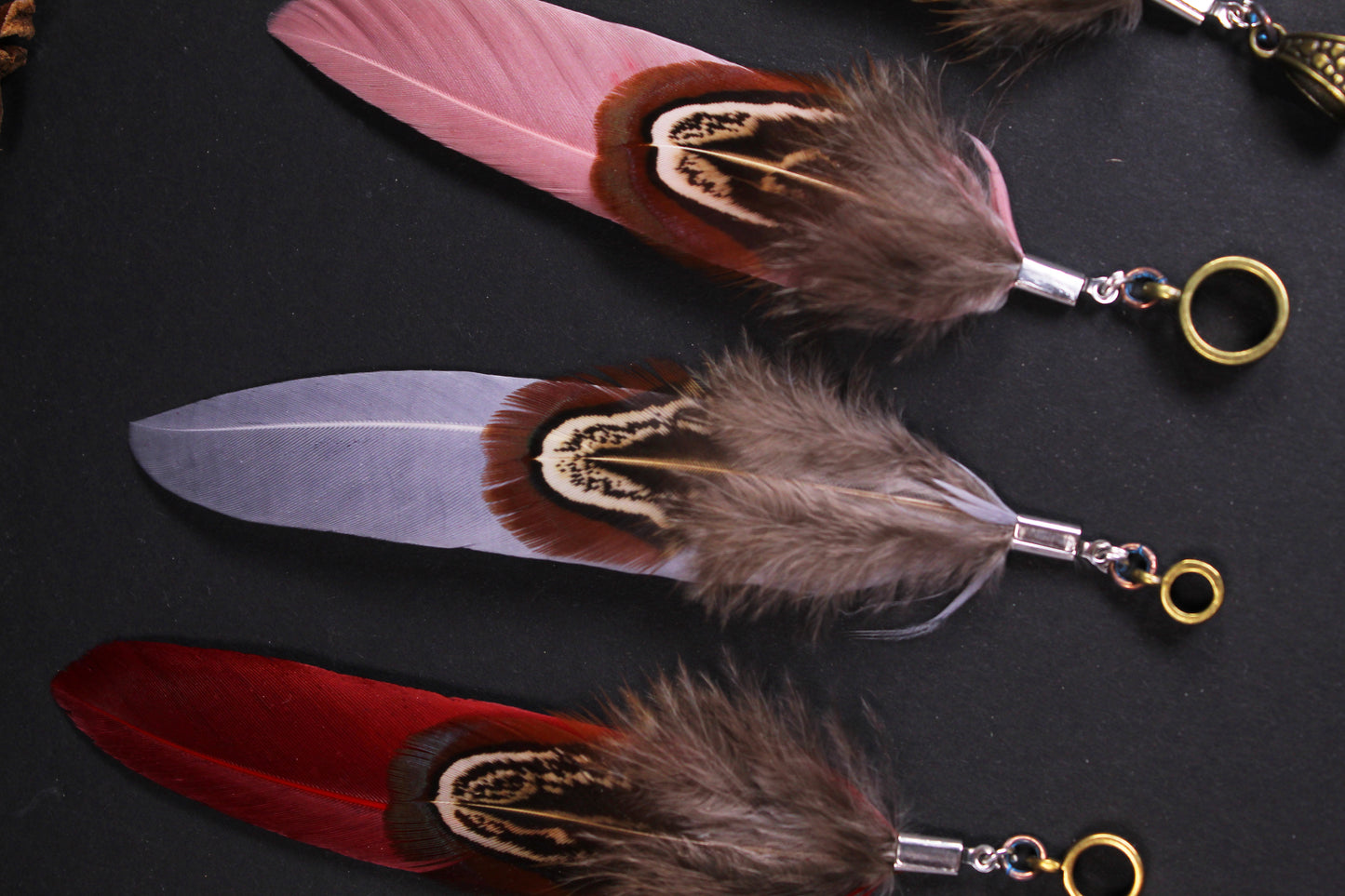 Feder Dread Anhänger – Gänsefeder & Wildfasan Feder | Boho Natur Dreadschmuck
