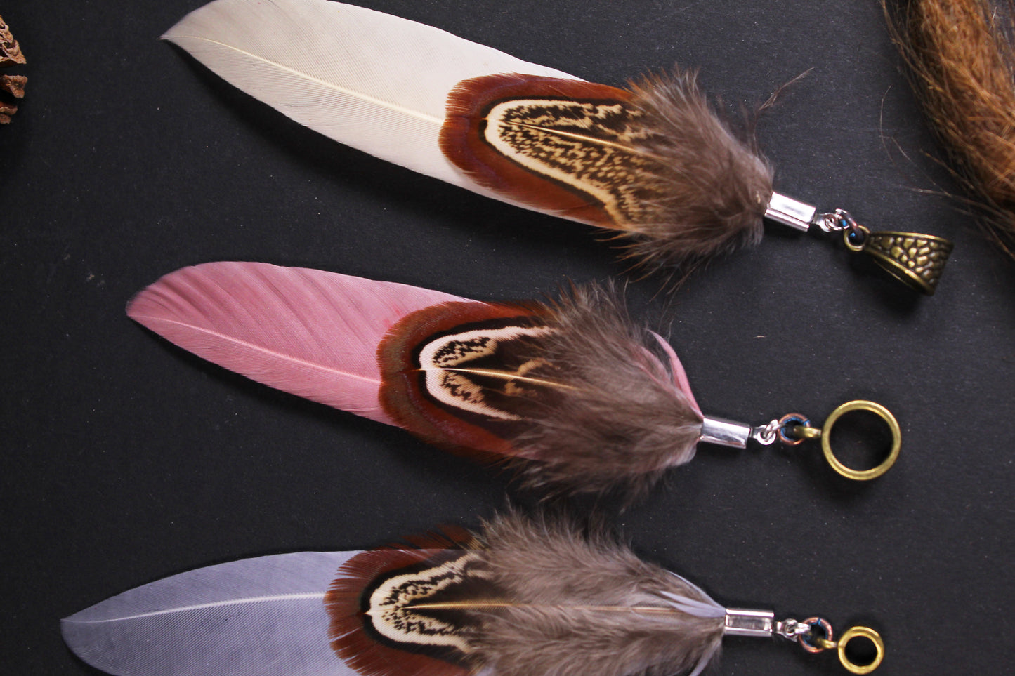 Feder Dread Anhänger – Gänsefeder & Wildfasan Feder | Boho Natur Dreadschmuck