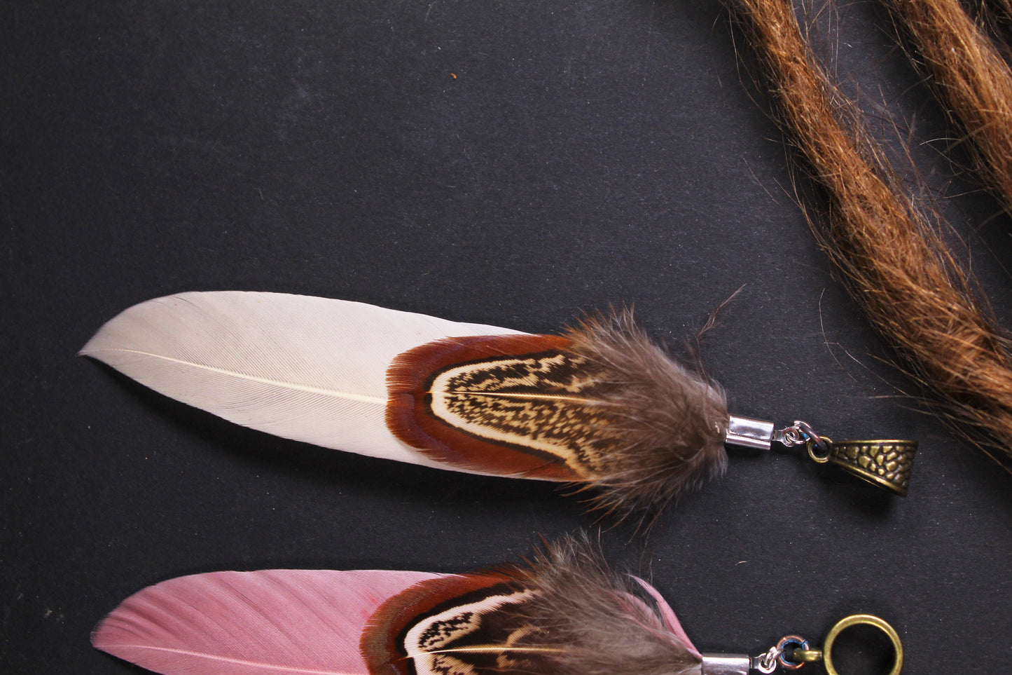 Feder Dread Anhänger – Gänsefeder & Wildfasan Feder | Boho Natur Dreadschmuck