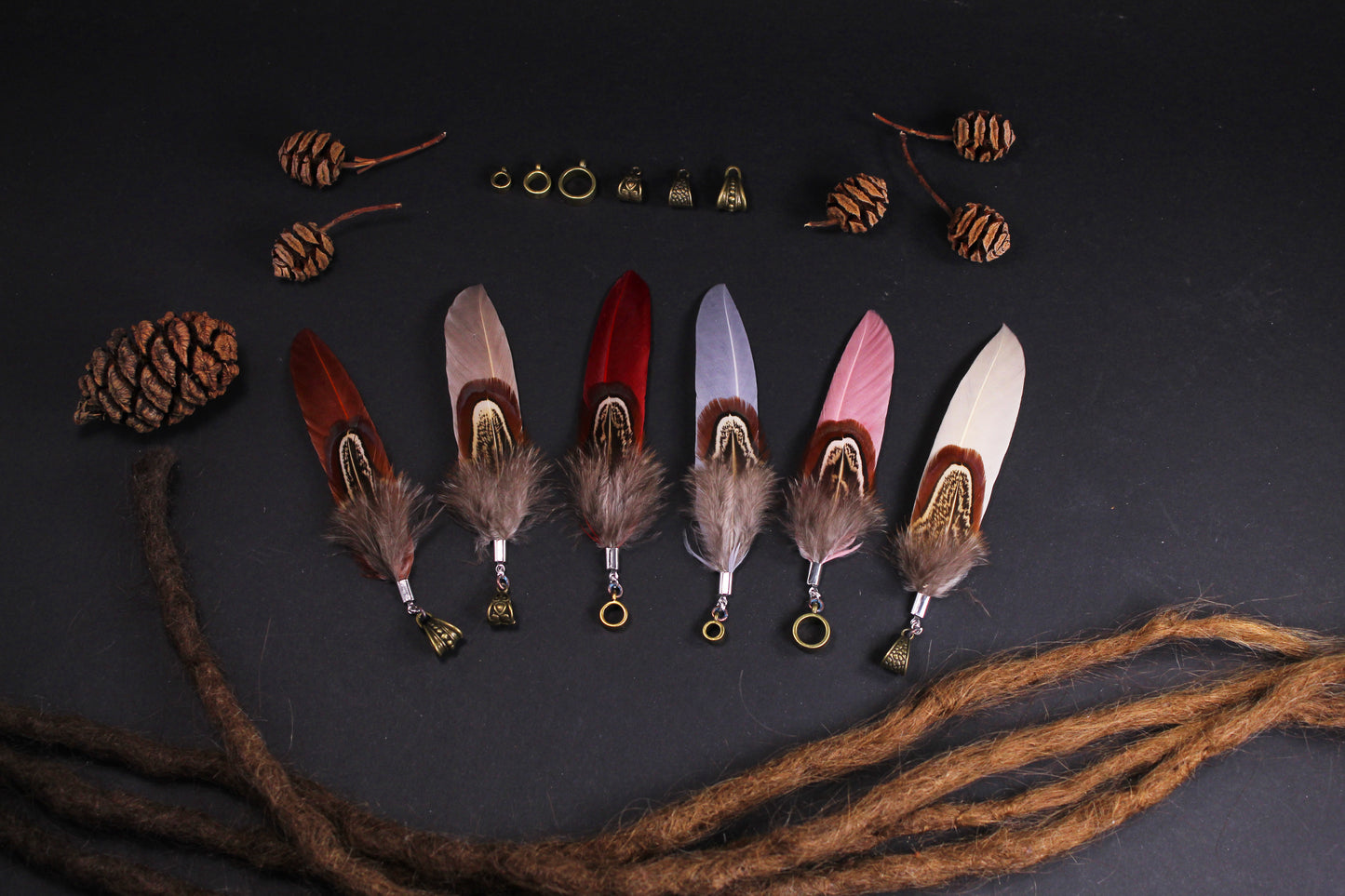 Feder Dread Anhänger – Gänsefeder & Wildfasan Feder | Boho Natur Dreadschmuck