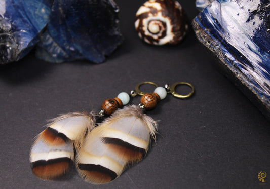 Kleine Federohrringe aus Steinhuhn Federn mit Holzperlen & Mineralperlen