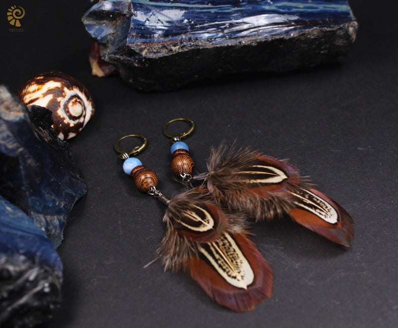 Kleine Federohrringe aus Wildfasan Federn mit Holzperle und Mineralperle