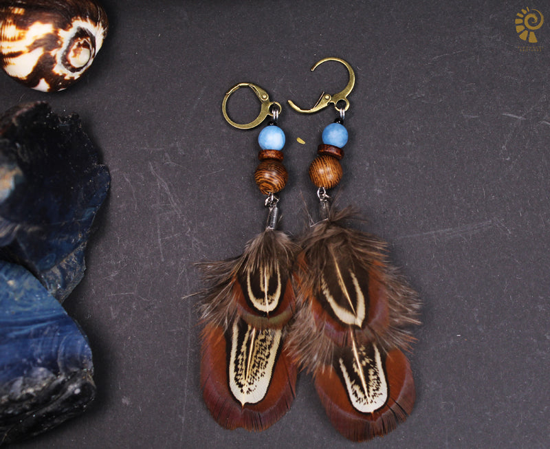 Kleine Federohrringe aus Wildfasan Federn mit Holzperle und Mineralperle