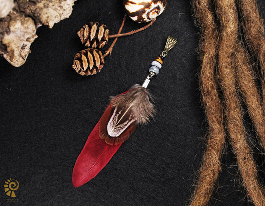 Feder Dread Anhänger Rot – Gänsefeder & Wildfasan mit Keramikperle | Boho Dreadschmuck