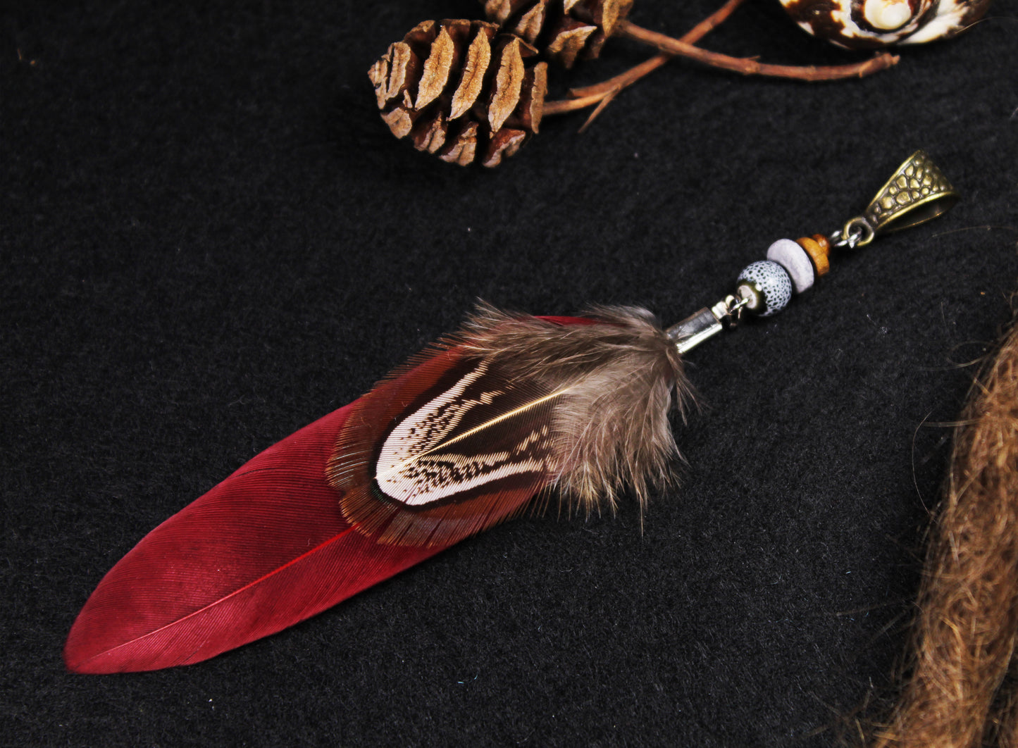 Feder Dread Anhänger Rot – Gänsefeder & Wildfasan mit Keramikperle | Boho Dreadschmuck