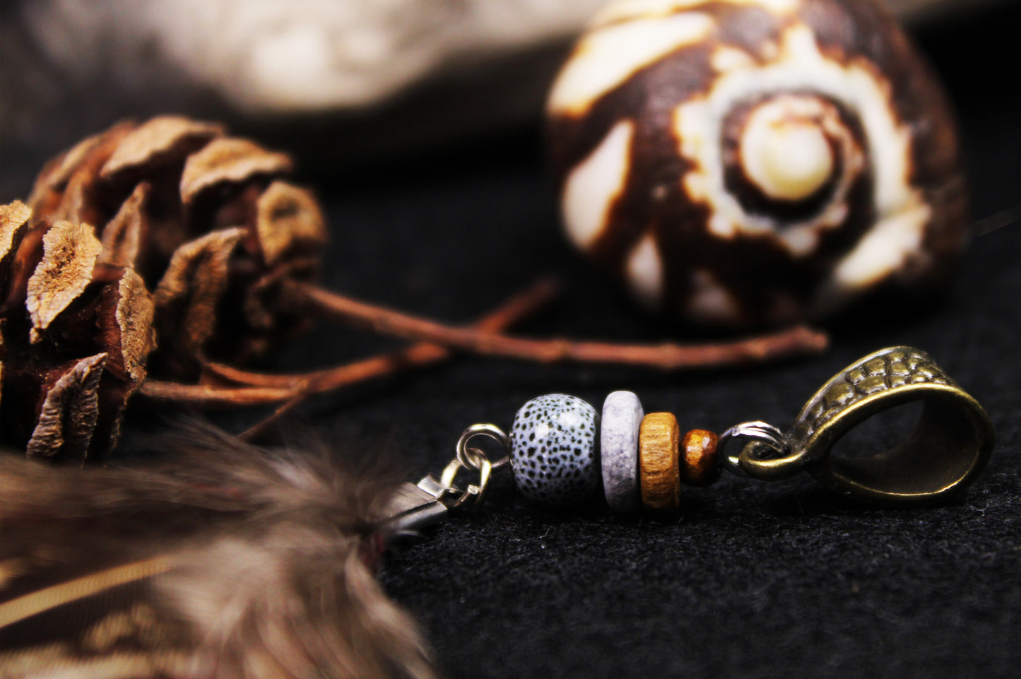 Feder Dread Anhänger Rot – Gänsefeder & Wildfasan mit Keramikperle | Boho Dreadschmuck
