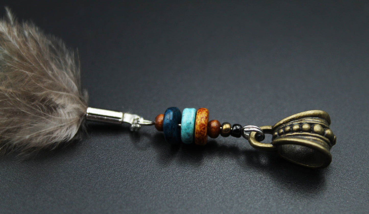 Feder Dread Anhänger Türkis – Gänsefeder & Wildfasan mit Keramikperlen | Boho Dreadschmuck