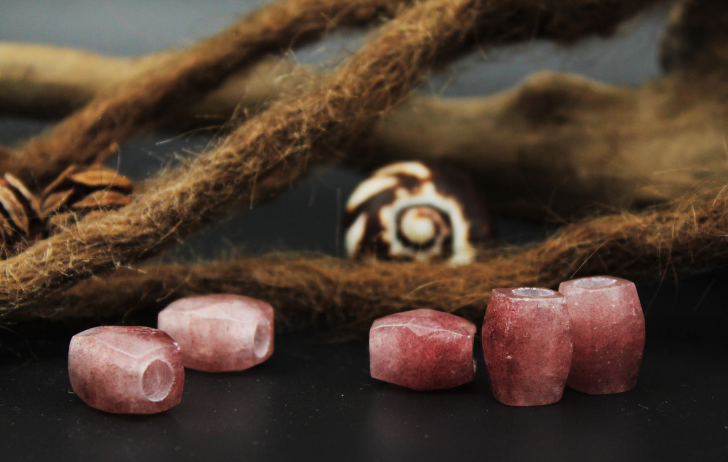 Erdbeerquarz Dreadlockperlen – Cuboid (2er‑Set)