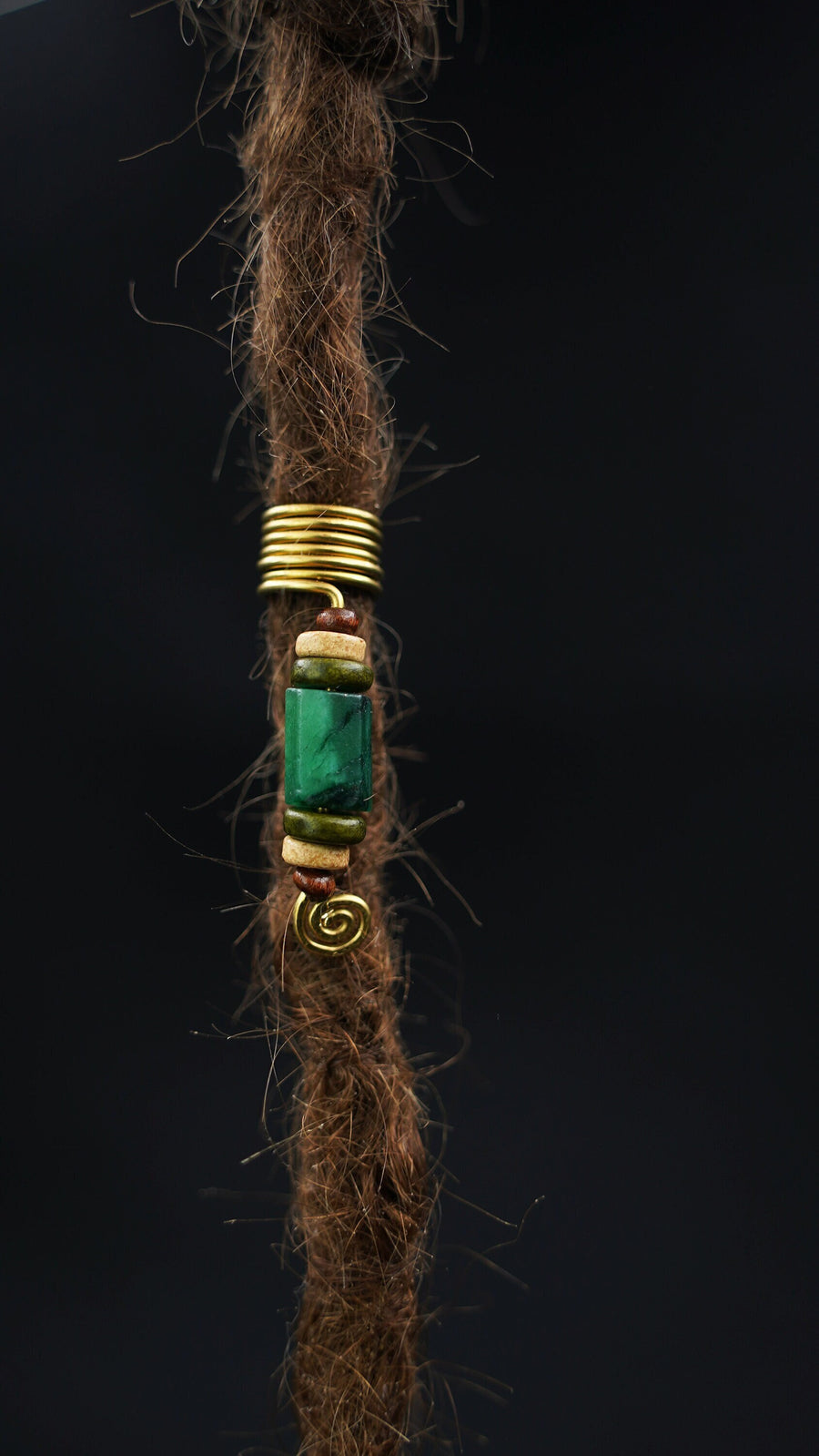 Draht-Dreadperle mit Smaragd in der Dread
