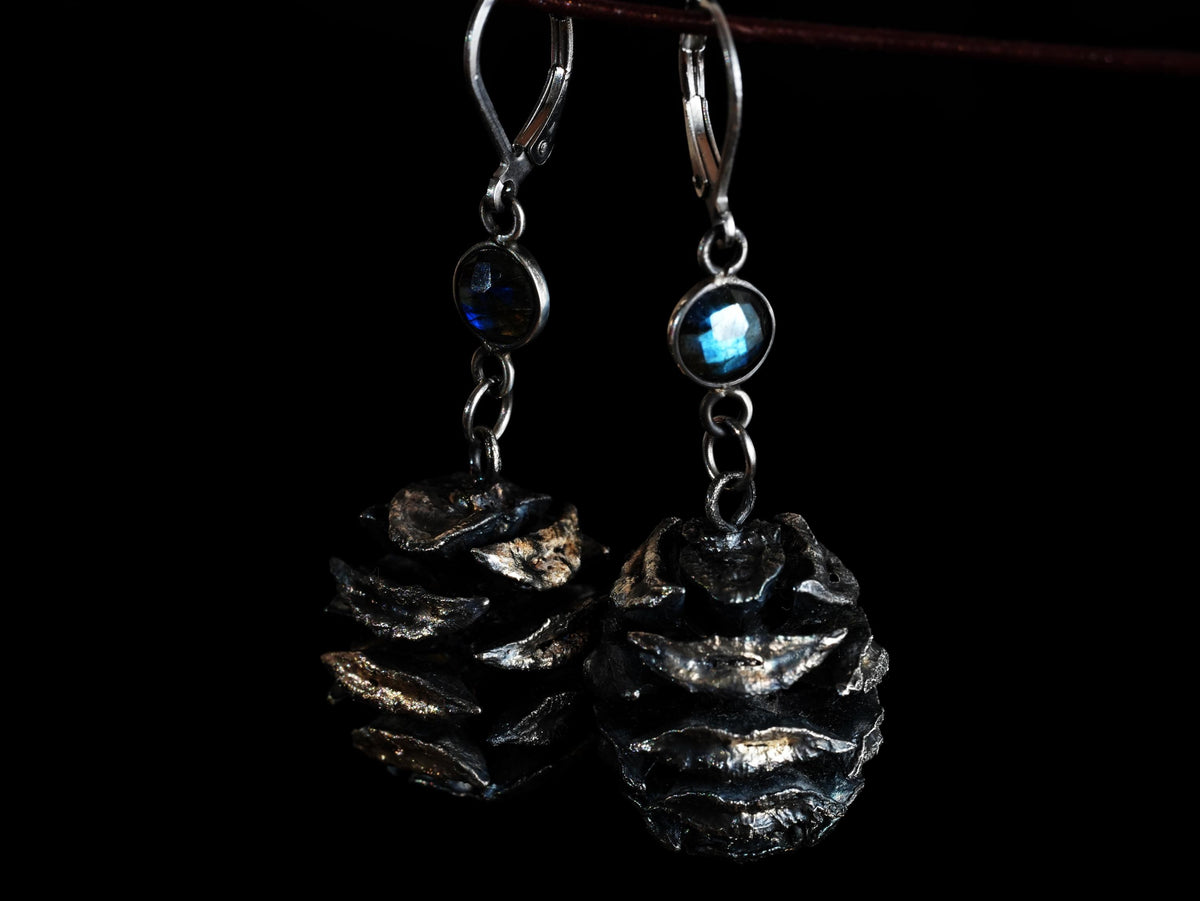 Waldrelikte Ohrringe: versilberte Mammutbaumzapfen mit dunkler Patina und Labradorit in Silberfassung – Fimonacci Artifacts – Ansicht 10