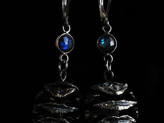 Waldrelikte – Labradorite Earrings with Silver-Plated Sequoia Cones – view 2