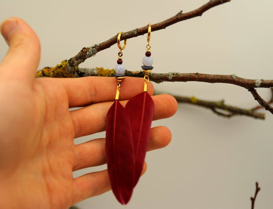 Rote Federohrringe mit Chalcedon – Detail