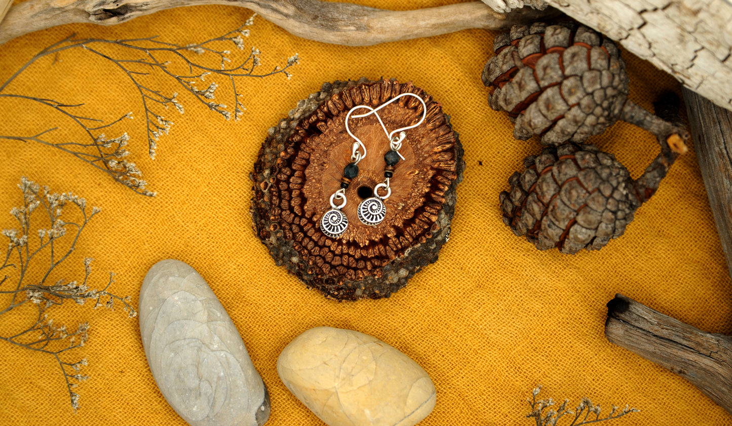 Silber Ohrringe mit Granat und Muschel – Feiner Boho Schmuck